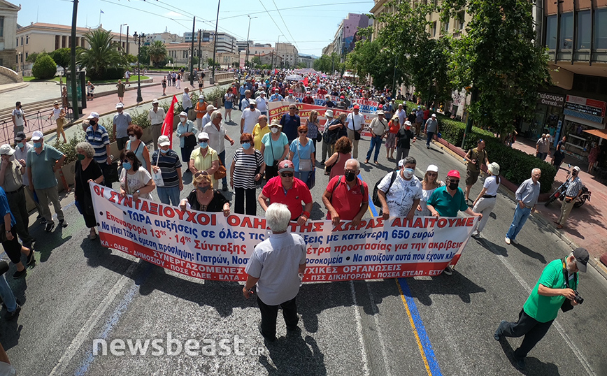Διαμαρτυρία συνταξιούχων στα Προπύλαια Διαμαρτυρία συνταξιούχων στα Προπύλαια