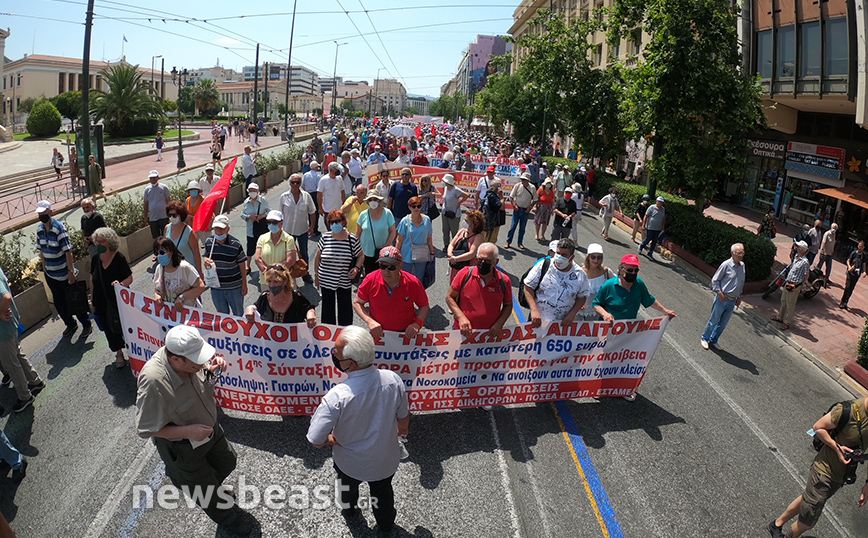 Διαμαρτυρία συνταξιούχων στα Προπύλαια Διαμαρτυρία συνταξιούχων στα Προπύλαια