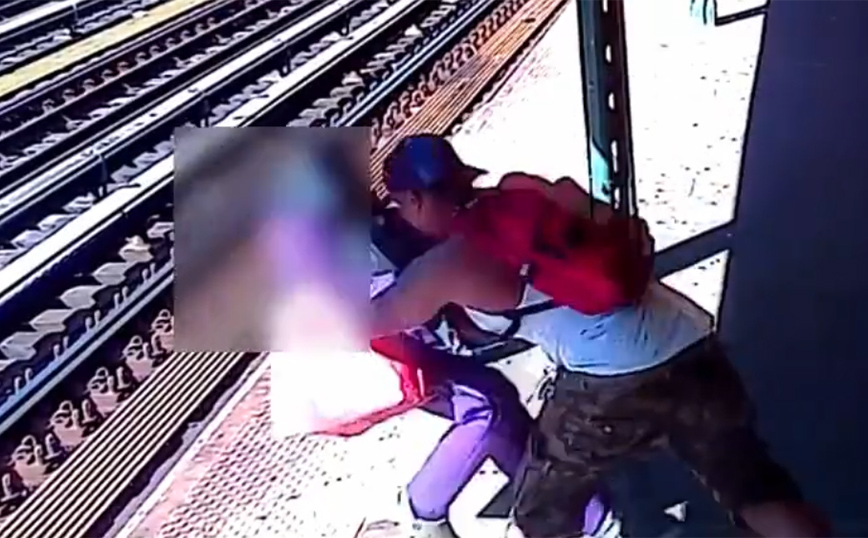 Βίντεο – σοκ με τη στιγμή που άντρας ρίχνει γυναίκα στις γραμμές του μετρό