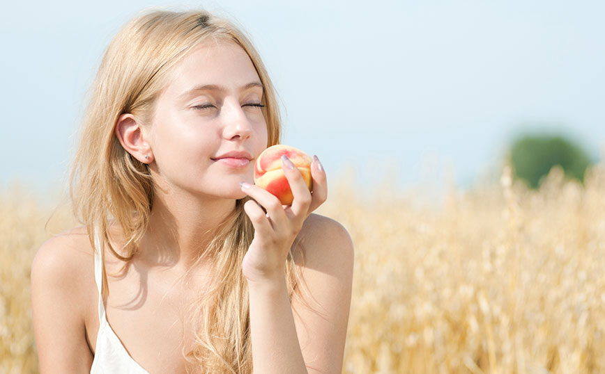 Κοπέλα που κρατάει ροδάκινο Κοπέλα που κρατάει ροδάκινο