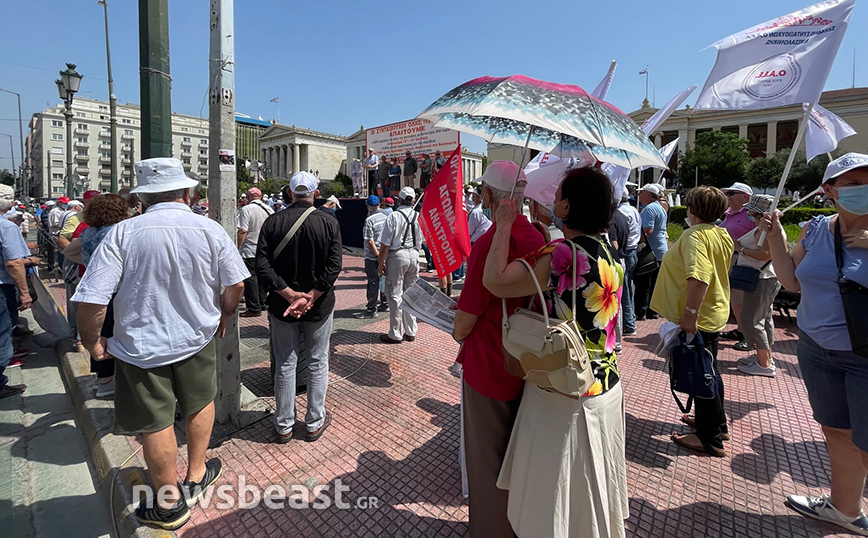 Διαμαρτυρία συνταξιούχων στα Προπύλαια Διαμαρτυρία συνταξιούχων στα Προπύλαια