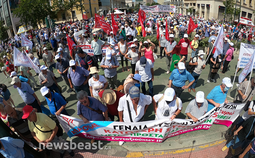 Διαμαρτυρία συνταξιούχων στα Προπύλαια Διαμαρτυρία συνταξιούχων στα Προπύλαια