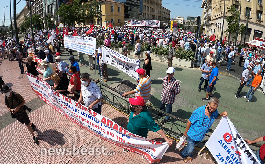 Διαμαρτυρία συνταξιούχων στα Προπύλαια Διαμαρτυρία συνταξιούχων στα Προπύλαια