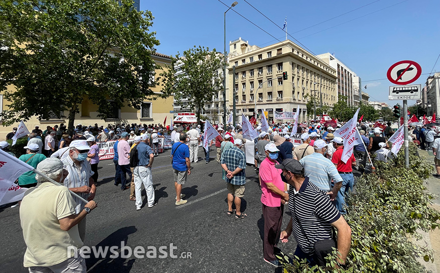 Διαμαρτυρία συνταξιούχων στα Προπύλαια Διαμαρτυρία συνταξιούχων στα Προπύλαια