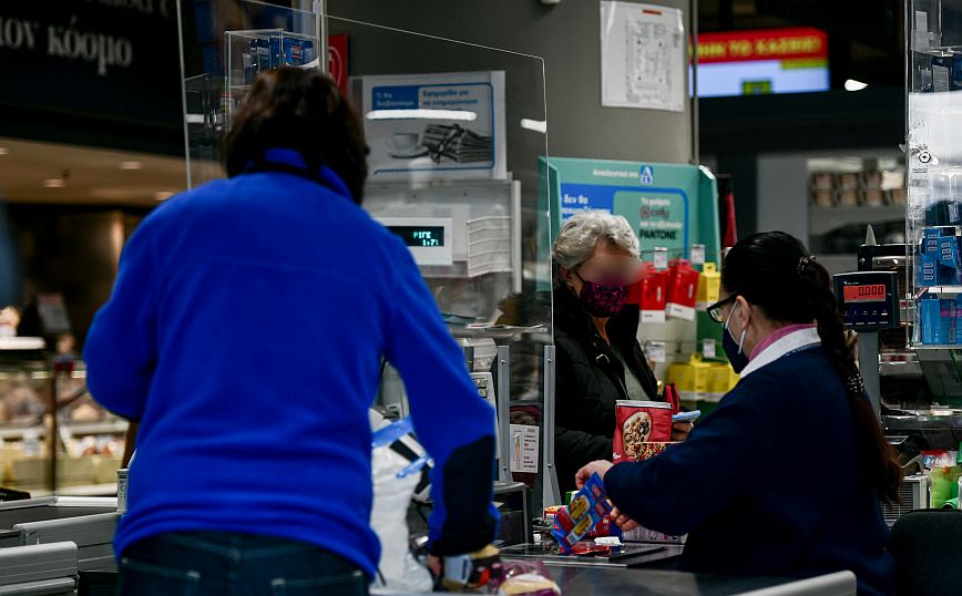 Ακρίβεια: Πήραν φωτιά οι τιμές στα σούπερ μάρκετ &#8211; Το ηλιέλαιο από 2,10 ευρώ/λίτρο πήγε στα 4,80