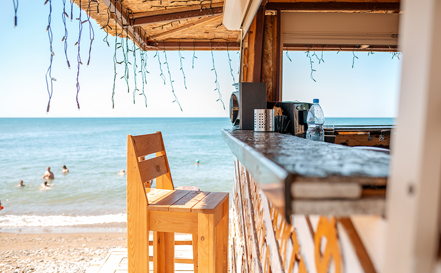Έβαλαν βόμβα σε beach bar του συζύγου της Φανής Χαλκιά στην παραλία της Καλογριάς