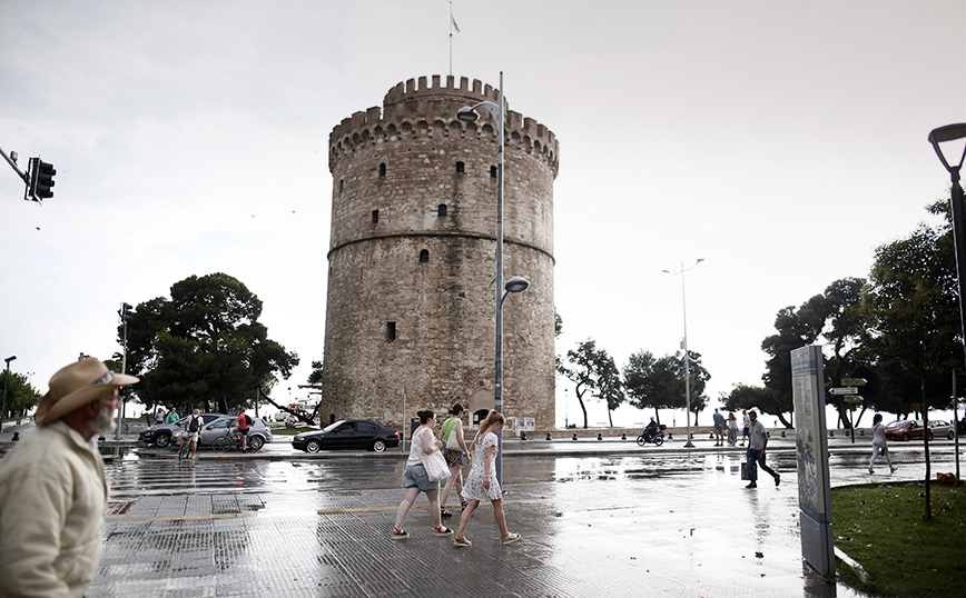 Θεσσαλονίκη: Οδηγός δικύκλου παρασύρθηκε από τα ορμητικά νερά &#8211; Το πόδι του πλακώθηκε από το μηχανάκι