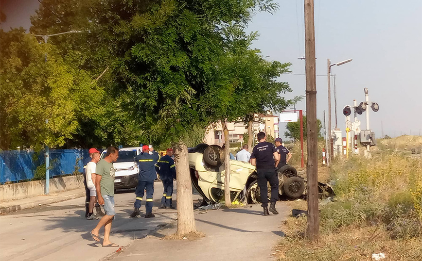 Τραγωδία στη Λάρισα: Ένας νεκρός μετά από σύγκρουση τρένου με αυτοκίνητο &#8211; Εικόνες σοκ από το διαλυμένο αμάξι