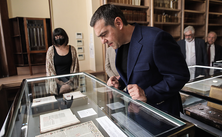 Ο Αλέξης Τσίπρας στην απονομή του πρώτου βραβείου για την καλύτερη διπλωματική εργασία στο Πανεπιστήμιο Πειραιά Ο Αλέξης Τσίπρας στην απονομή του πρώτου βραβείου για την καλύτερη διπλωματική εργασία στο Πανεπιστήμιο Πειραιά