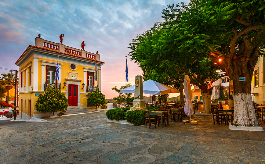 Η πλατεία στην Ιουλίδα στη Τζια Η πλατεία στην Ιουλίδα στη Τζια