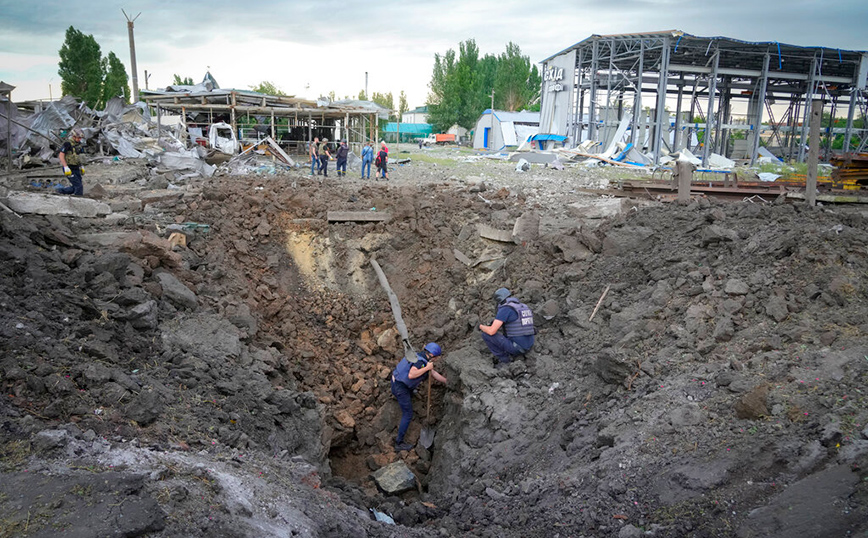 Ουκρανία: 4 νεκροί από ρωσική αεροπορική επιδρομή στο Σούμι &#8211; Σχεδόν 10.000 άμαχοι παραμένουν στη Σεβεροντονέτσκ
