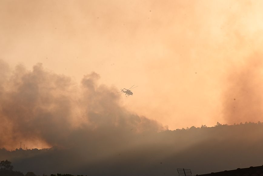 Φωτιά στη Βούλα: Δύσκολο το έργο της κατάσβεσης λόγω διαρκών αναζωπυρώσεων &#8211; Δείτε αποκλειστικές φωτογραφίες