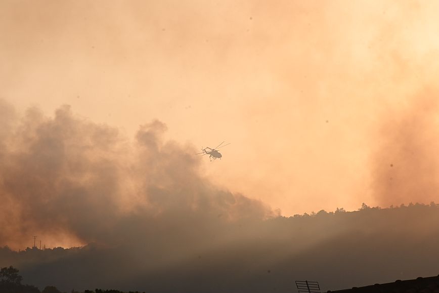 Φωτιά στη Βούλα: Δύσκολο το έργο της κατάσβεσης λόγω διαρκών αναζωπυρώσεων – Δείτε αποκλειστικές φωτογραφίες