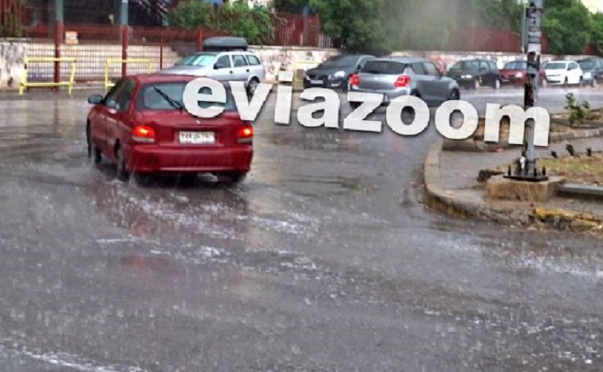 «Άνοιξαν» οι ουρανοί στην Χαλκίδα – Το μπουρίνι μετέτρεψε σε λίμνες τους δρόμους