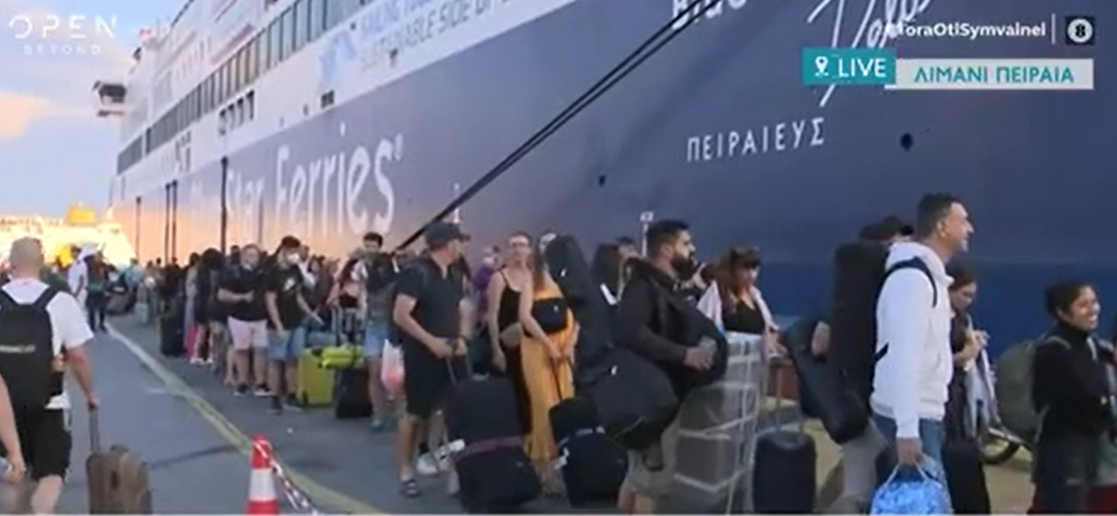 Χαμός στο λιμάνι του Πειραιά: Φεύγουν γεμάτα με τουρίστες και αδειούχους τα πλοία