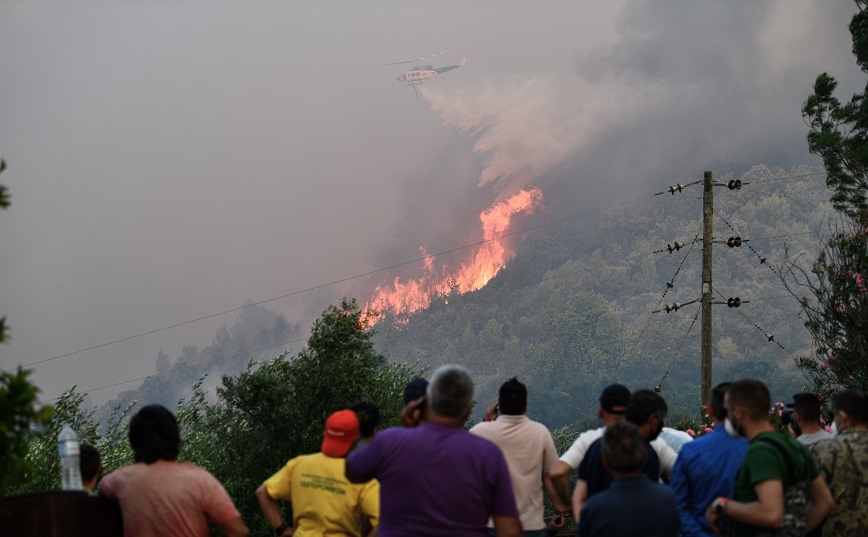 Φωτιά τώρα: Εντολή εκκένωσης από το 112 για το χωριό Πλατανιστός στην Κάρυστο