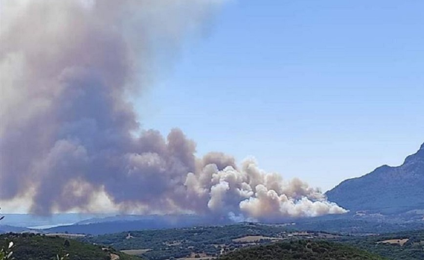 Μεγάλη φωτιά τώρα στις Πόρτες Αχαΐας &#8211; Μήνυμα 112 για προληπτική εκκένωση του οικισμού Βάλμη Ηλείας