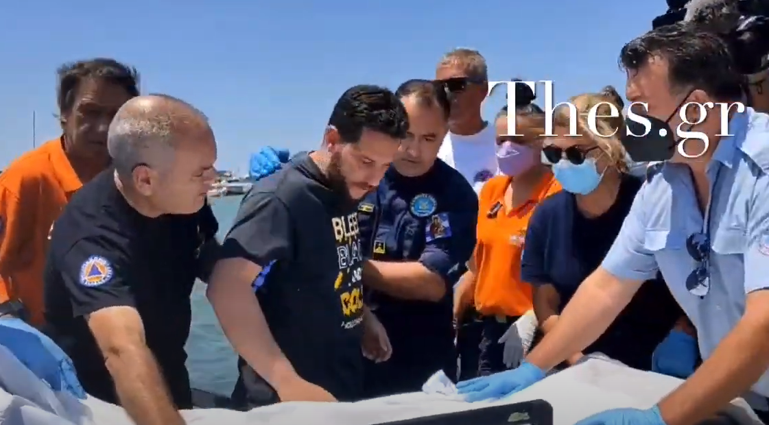 Χαλκιδική: Η στιγμή που βγαίνει στη στεριά μετά από 19 ώρες στα κύματα ο ένας από τους αγνοούμενους &#8211; Χειροκροτήματα και μπράβο