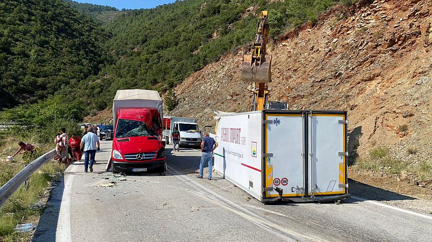 Σοβαρό τροχαίο στην εθνική οδό Τρικάλων &#8211; Ιωαννίνων: Καρότσα φορτηγού καρφώθηκε σε απέναντι φορτηγάκι