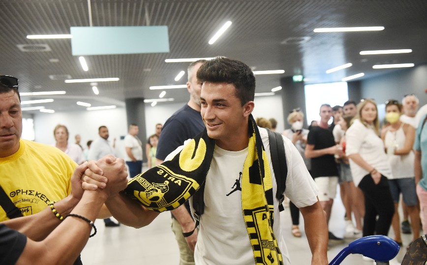 Υποδοχή για τον Μανού Γκαρθία από τους οπαδούς του Άρη Υποδοχή για τον Μανού Γκαρθία από τους οπαδούς του Άρη