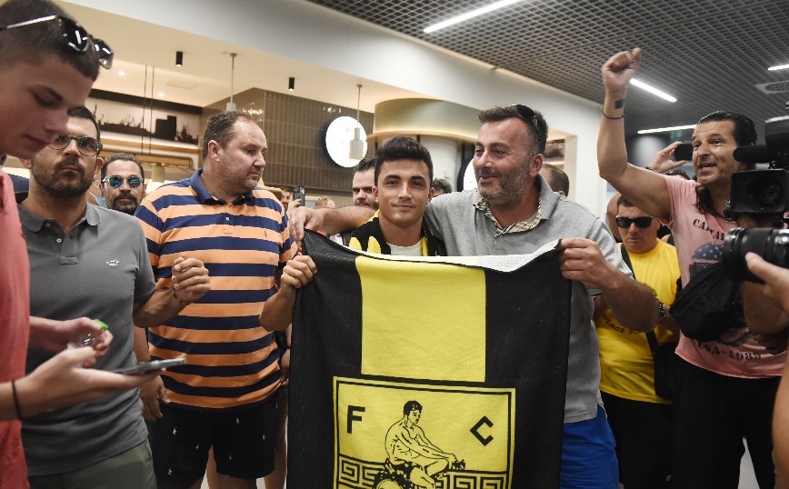 Υποδοχή για τον Μανού Γκαρθία από τους οπαδούς του Άρη Υποδοχή για τον Μανού Γκαρθία από τους οπαδούς του Άρη