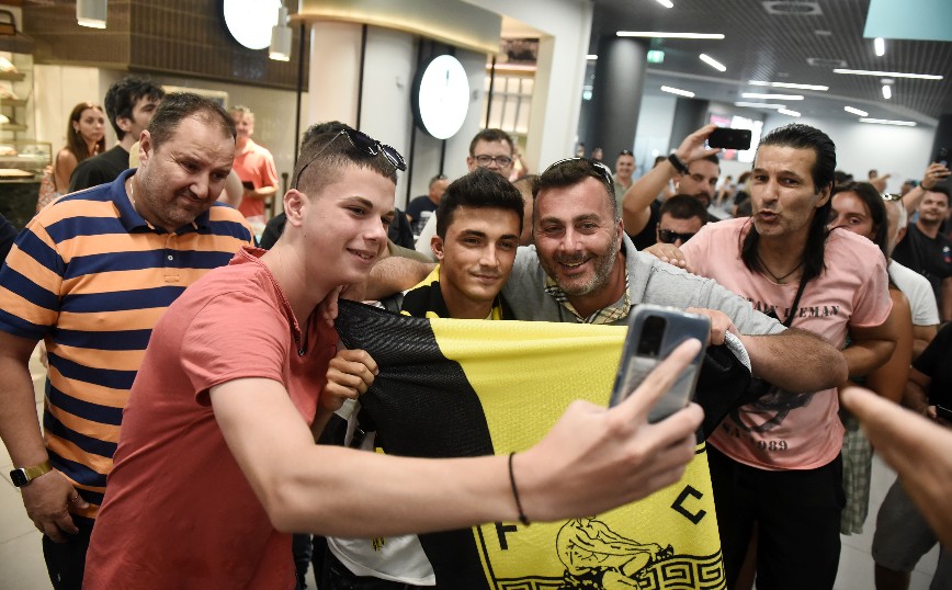 Υποδοχή για τον Μανού Γκαρθία από τους οπαδούς του Άρη Υποδοχή για τον Μανού Γκαρθία από τους οπαδούς του Άρη