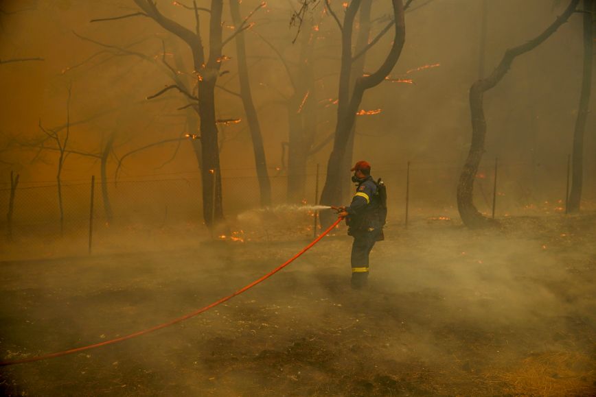 Φωτιά στη Λέσβο: Μάχη με τις αναζωπυρώσεις &#8211; Εκκενώνεται προληπτικά το χωριό Βρίσα