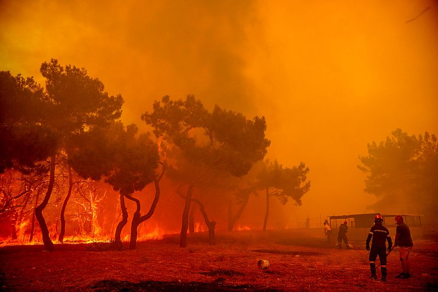 Φωτιά στη Λέσβο: Σε τρία μέτωπα η μάχη με τις φλόγες &#8211; Μάχη για να μην περάσει στον οικισμό Βασιλικά