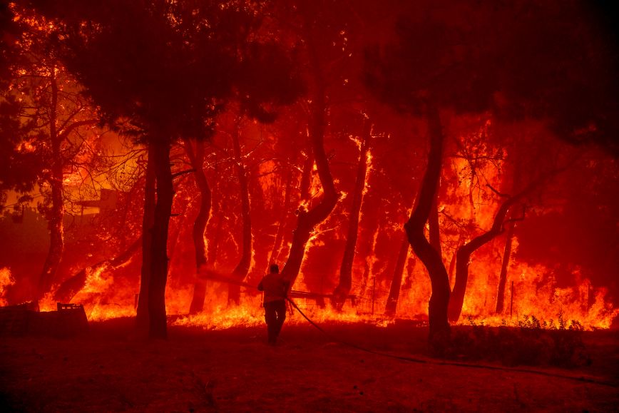 Φωτιά στη Λέσβο: Τεράστιες φλόγες στα Βατερά &#8211; Απεγκλωβίστηκαν τουρίστες και κάτοικοι από την παραλία