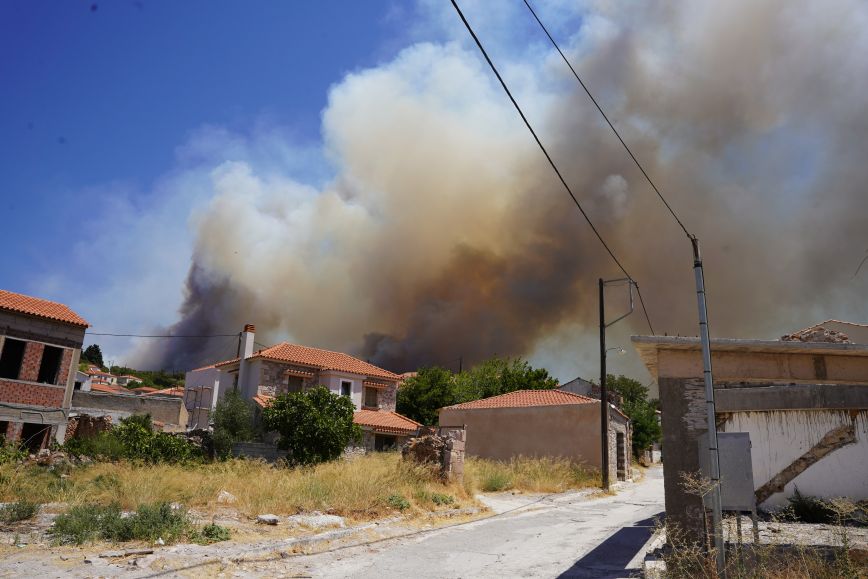Φωτιά στη Λέσβο: Εκκενώνεται και το χωριό Σταυρός &#8211; Συνεχίζεται η μάχη με τις αναζωπυρώσεις