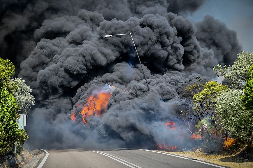 Φωτιά στην Ηλεία: Ανεξέλεγκτο το πύρινο μέτωπο, καίγονται σπίτια, εκκενώθηκε κατασκήνωση &#8211; Δείτε εικόνες και βίντεο