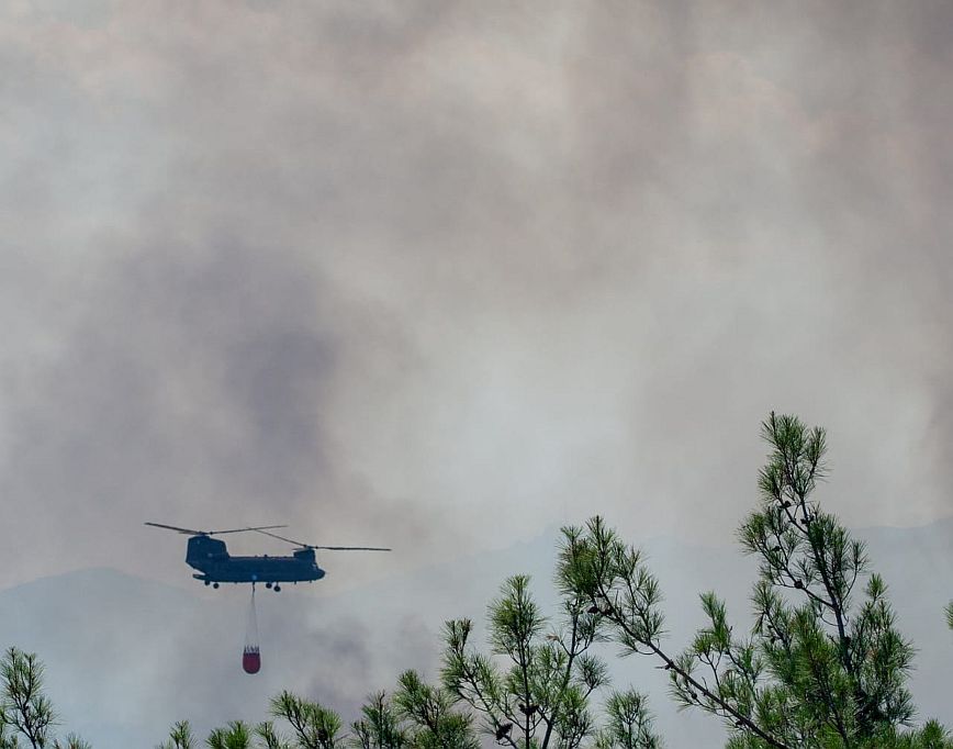 13η ημέρα μάχης με τη φωτιά στη Δαδιά – Ήχησε το 112 για την εκκένωση οικισμών