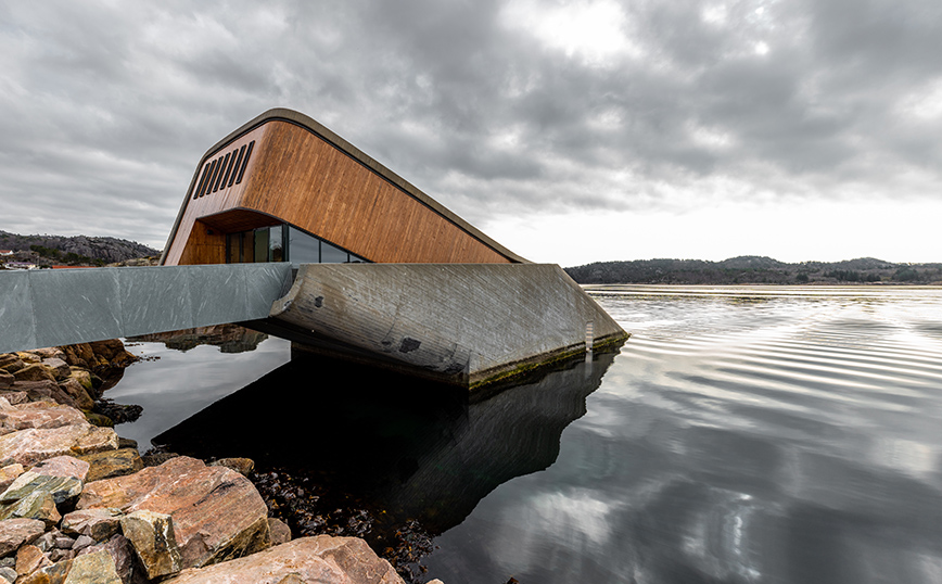 Νορβηγία: Το εστιατόριο κάτω από τη θάλασσα που καλύφθηκε από φύκια και πεταλίδες