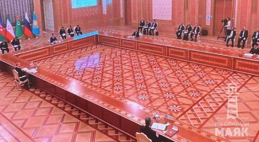 Βλαντίμιρ Πούτιν: Ακόμη ένα μεγάλο τραπέζι στο οποίο κάθισε κι έγινε… viral