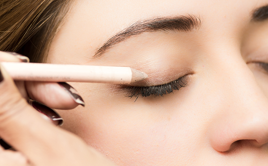 Λευκές τελείες eyeliner, η πιο χαριτωμένη καλοκαιρινή τάση μακιγιάζ που έγινε viral στο TikTok