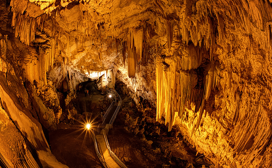 Το σπήλαιο στην Αντίπαρο Το σπήλαιο στην Αντίπαρο