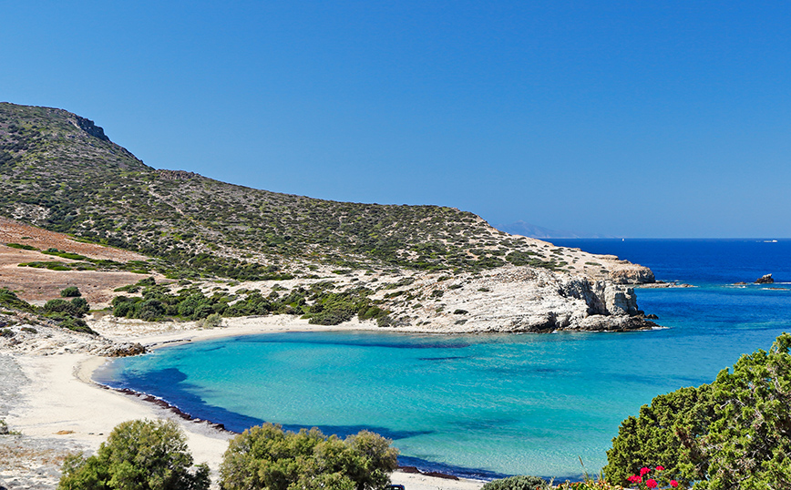 Παραλία με κρυστάλλινα νερά στην Αντίπαρο Παραλία με κρυστάλλινα νερά στην Αντίπαρο