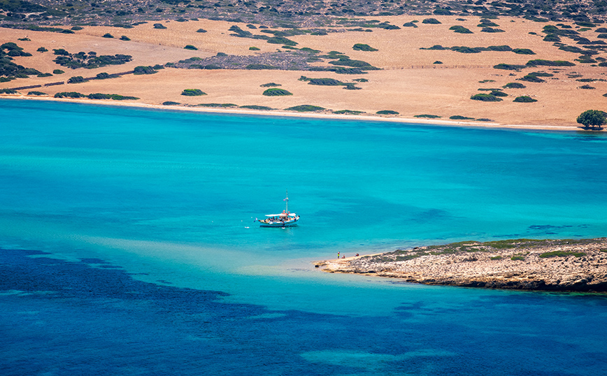 Ονειρικά τα νερά του Αιγαίου στην Αντίπαρο Ονειρικά τα νερά του Αιγαίου στην Αντίπαρο