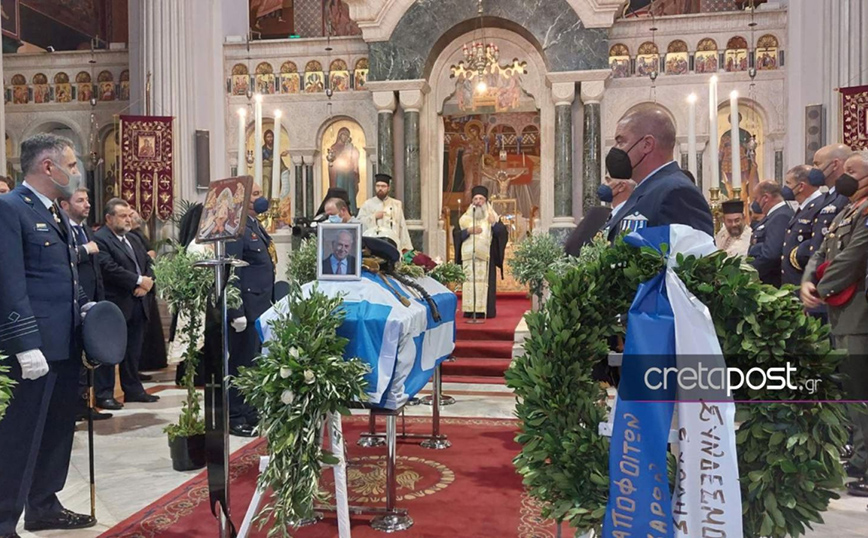 Με τιμές επίτιμου αρχηγού ΓΕΑ και ένα ριζίτικο τραγούδι η κηδεία του Δημήτρη Αποστολάκη