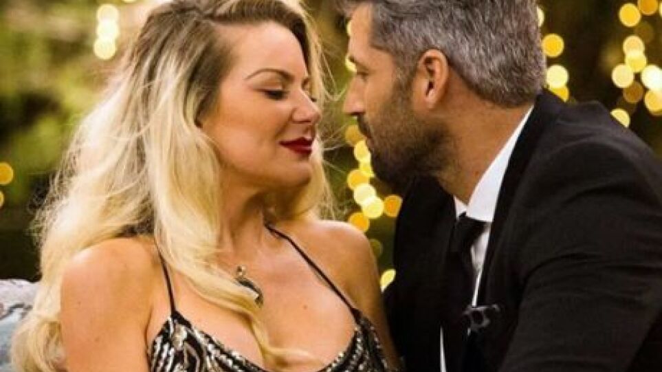 Bachelor: Η νικήτρια Αθηνά ποζάρει τόπλες στην Κεφαλονιά