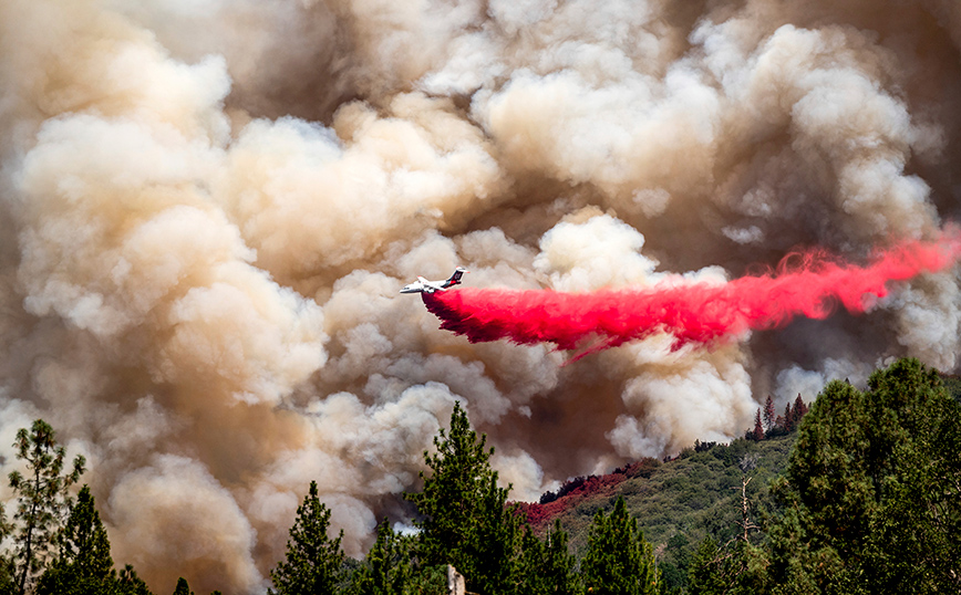 Η μεγαλύτερη πυρκαγιά στην Καλιφόρνια έχει κάψει 70.000 στρέμματα: 2.500 πυροσβέστες προσπαθούν να τη σβήσουν