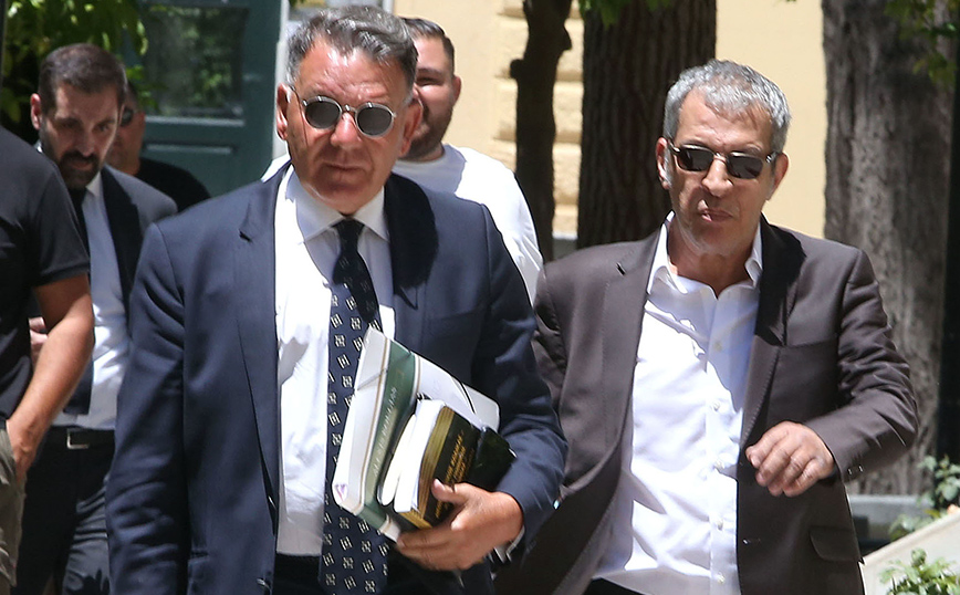 Θέμης Αδαμαντίδης: Αναβλήθηκε η δίκη για τον ξυλοδαρμό της συντρόφου του &#8211; Δεν πήγε στο δικαστήριο ο τραγουδιστής