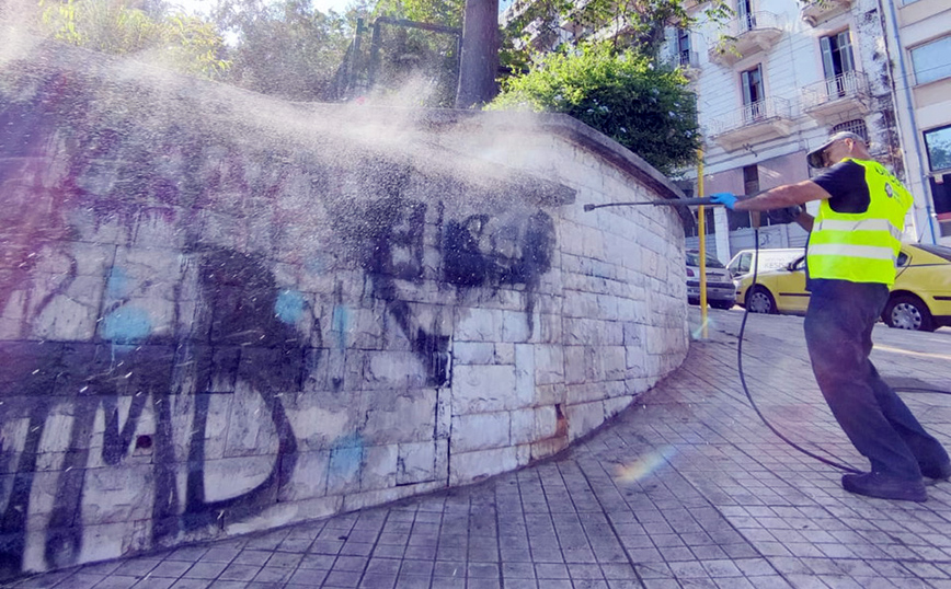 Δήμος Αθηναίων: Επιχειρήσεις αντι-γκράφιτι στην πλατεία Λαρίσης και στο πάρκο Δεξαμενής &#8211; Καθαρίστηκαν 700 τ.μ.
