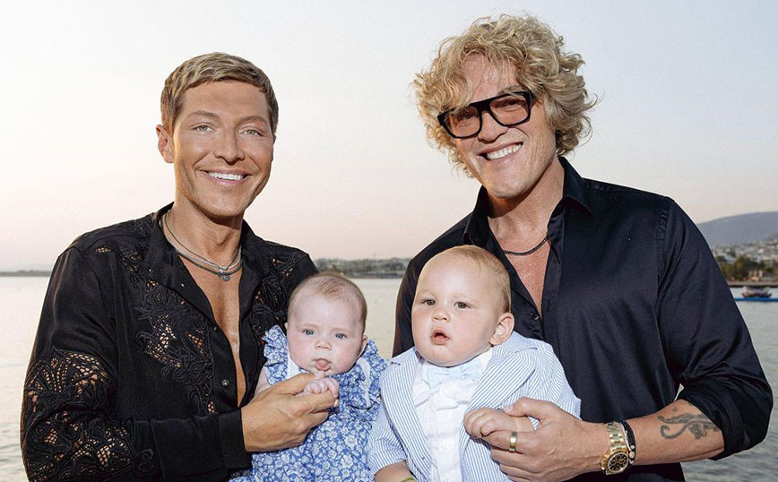 Ευάγγελος Μπούσης &#8211; Peter Dundas: Βάφτισαν τα παιδιά τους στη Βουλιαγμένη – Οι 8 νονοί, η Άννα Βίσση και ο Αρχιεπίσκοπος Ελπιδοφόρος