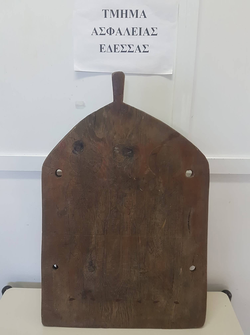 Συνελήφθη ένα άτομο στο σπίτι του οποίου βρέθηκαν εκκλησιαστικές εικόνες βυζαντινής και μεταβυζαντινής περιόδου Συνελήφθη ένα άτομο στο σπίτι του οποίου βρέθηκαν εκκλησιαστικές εικόνες βυζαντινής και μεταβυζαντινής περιόδου