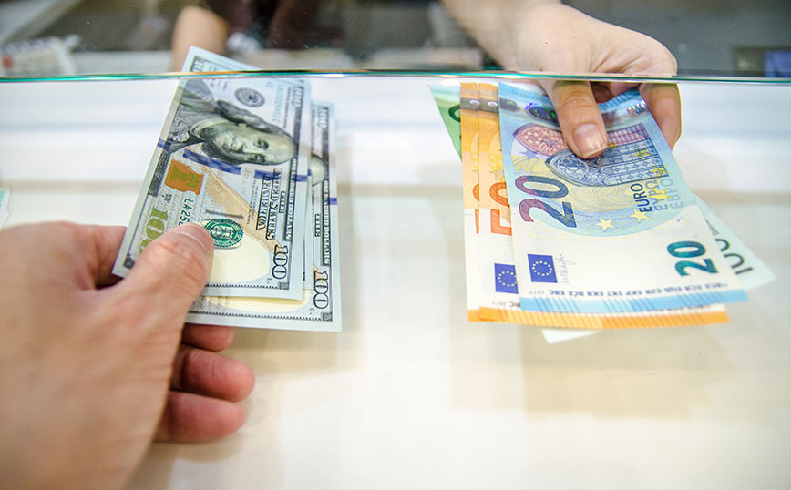 Υποχωρεί σε χαμηλό 20ετίας η ισοτιμία ευρώ – δολαρίου