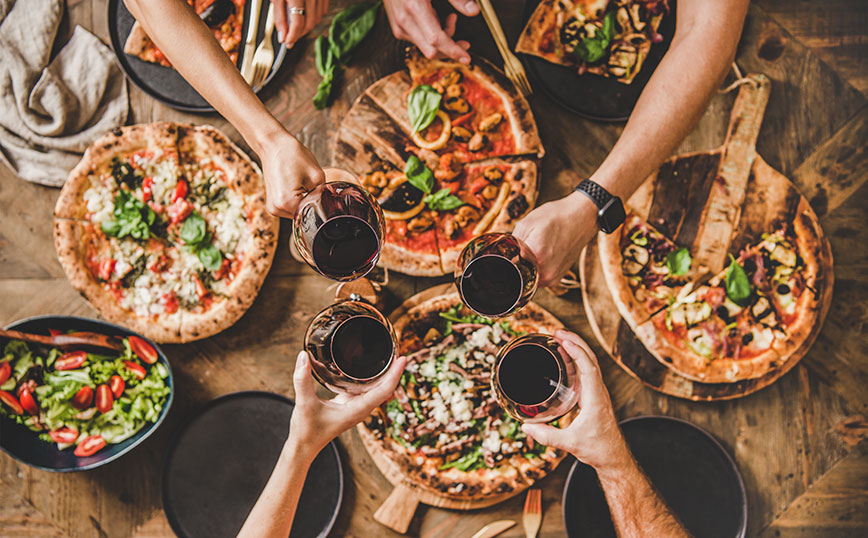 Παρέα σε τραπέζι με φαγητό Παρέα σε τραπέζι με φαγητό