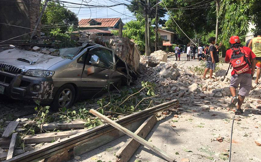 Σεισμός 7 Ρίχτερ στις Φιλιππίνες: Τουλάχιστον τέσσερις νεκροί, δεκάδες τραυματίες και υλικές ζημιές