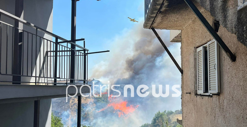 Υπό έλεγχο η φωτιά στην Ηλεία: Τραυματίστηκαν πυροσβέστες &#8211; Εκκενώθηκε οικισμός