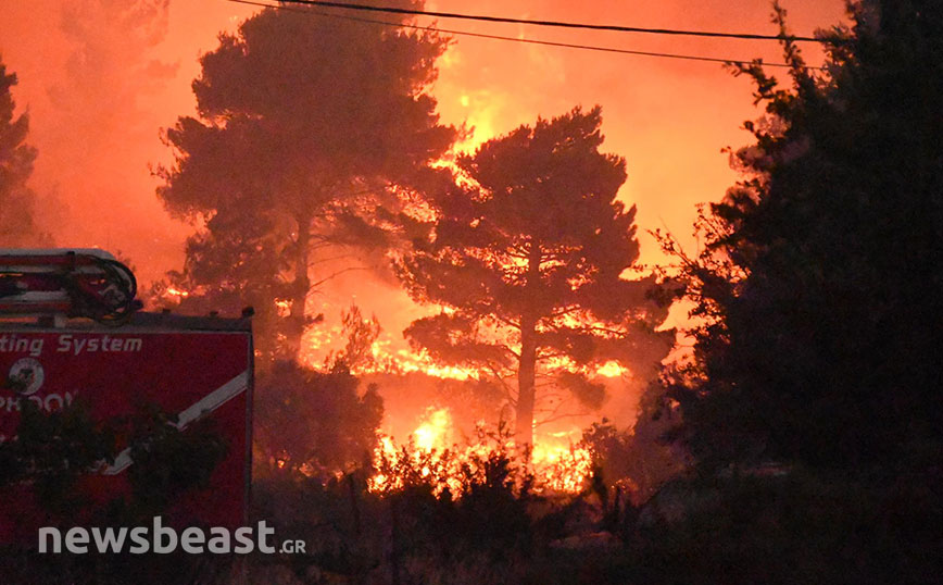 Η Πεντέλη παραδόθηκε στην πύρινη λαίλαπα – Εικόνες από το δάσος που έγινε κόλαση